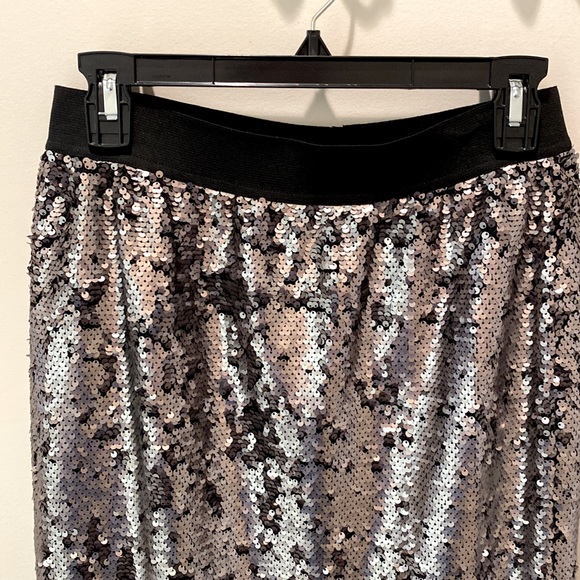 Worthington Black/Silver Pencil Skirt with shiny embossed design - Size Small - Picture 1 of 11